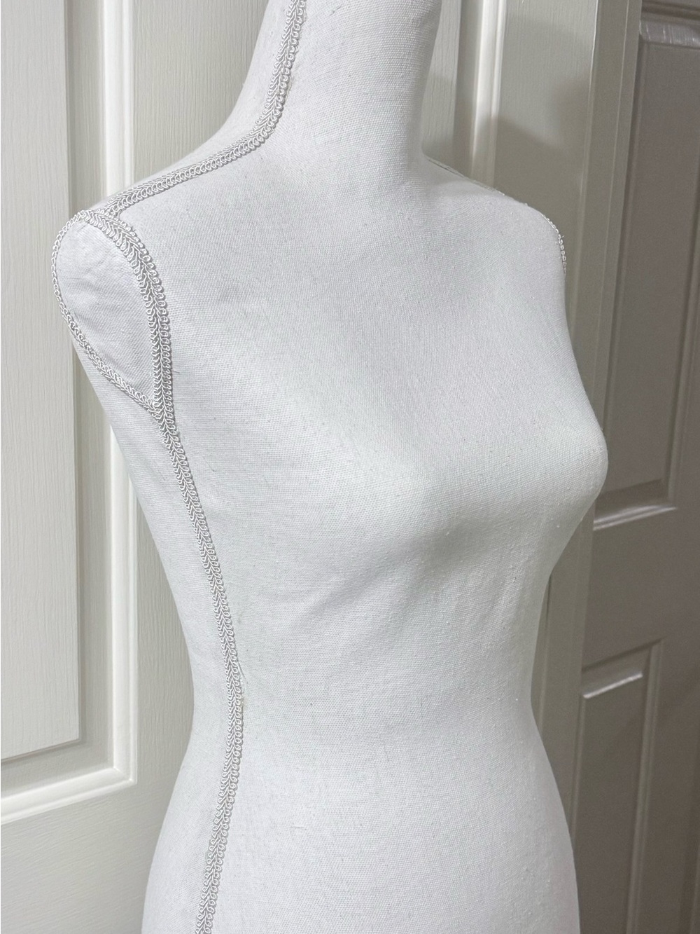 Female Mannequin Torso Dress Form Mannequin w/Tripod Stand